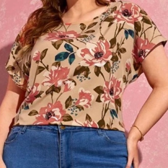 SHEIN Tops - 🌸Floral Short Sleeve Keyhole Back Blouse🌸